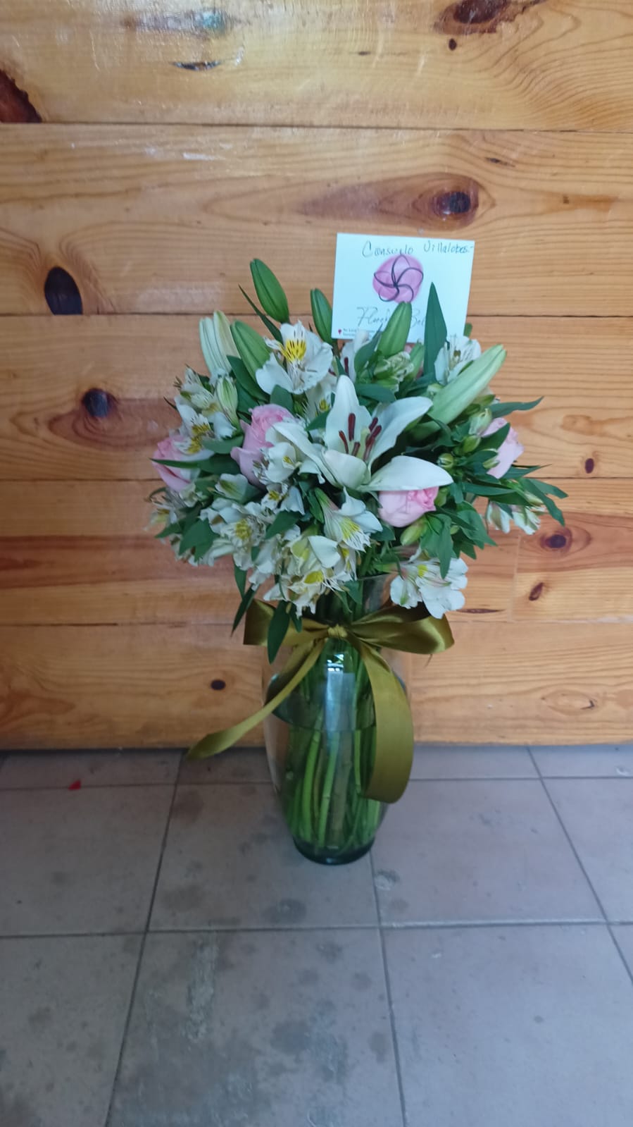 Jarrón Rosas con lilis