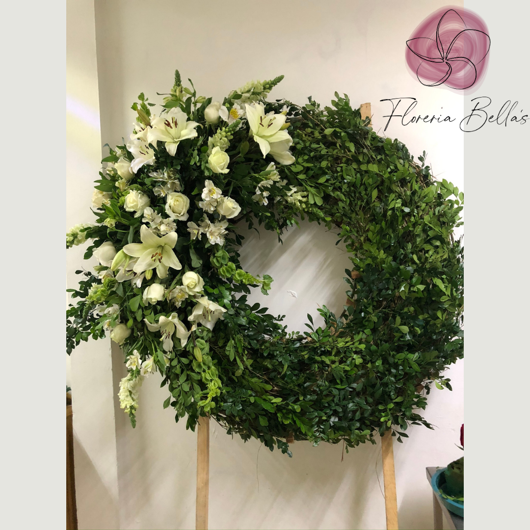 Corona con copete a un costado